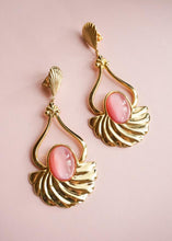 Load image into Gallery viewer, Gold dangling clips with pink pearl
