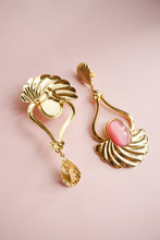 Load image into Gallery viewer, Gold dangling clips with pink pearl
