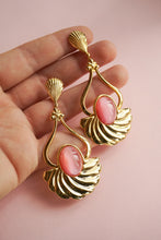 Load image into Gallery viewer, Gold dangling clips with pink pearl
