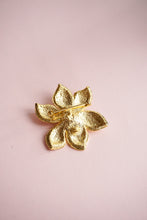 Load image into Gallery viewer, Flower brooch
