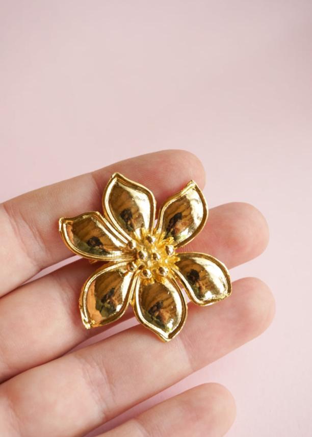 Flower brooch