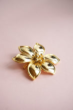 Load image into Gallery viewer, Flower brooch
