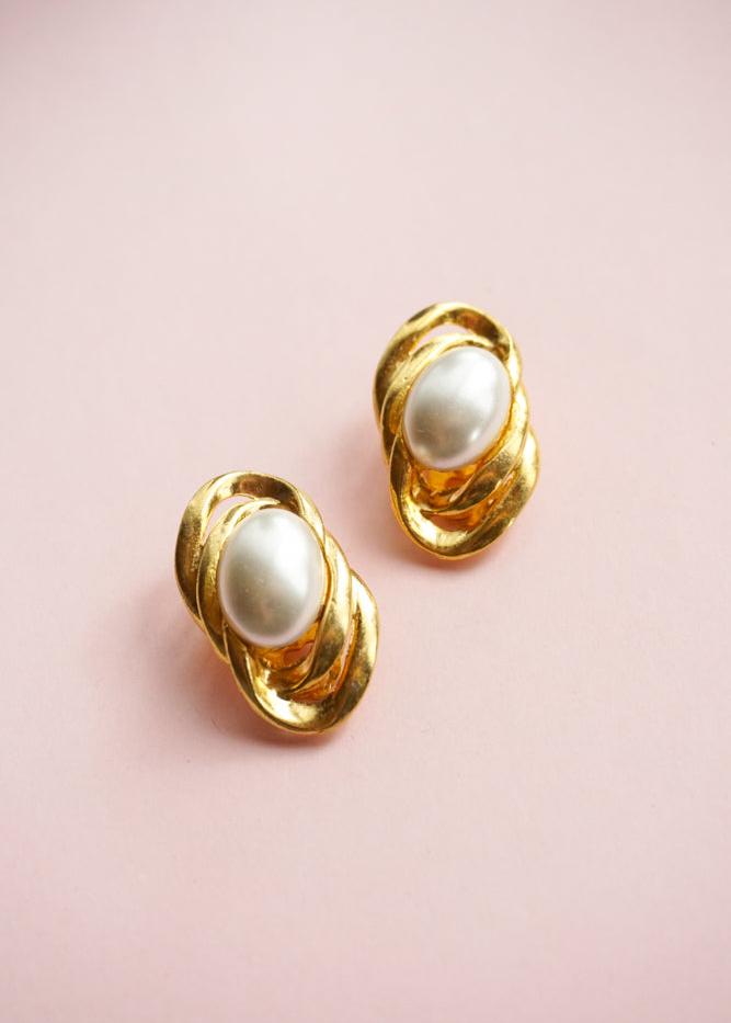 Clip-on pearl and interlacing cabochons