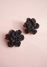 Load image into Gallery viewer, Black roses with clip
