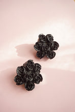 Load image into Gallery viewer, Black roses with clip
