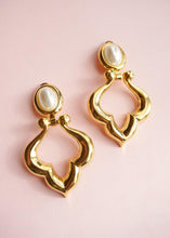 Load image into Gallery viewer, Gold pearl dangle clips
