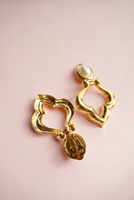 Load image into Gallery viewer, Gold pearl dangle clips
