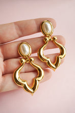 Load image into Gallery viewer, Gold pearl dangle clips
