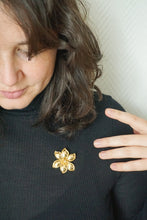 Load image into Gallery viewer, Flower brooch
