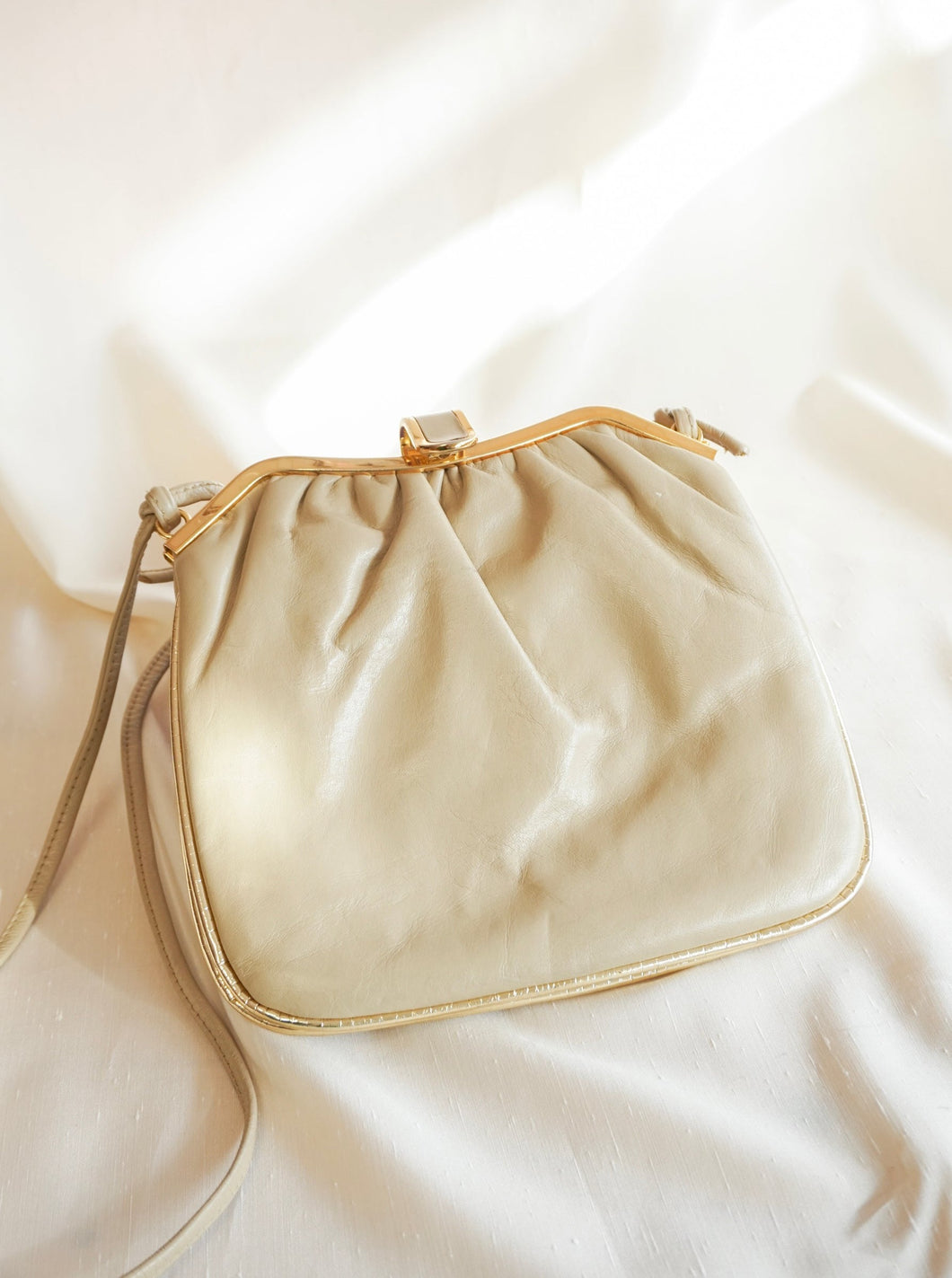 80's beige and gold leather handbag