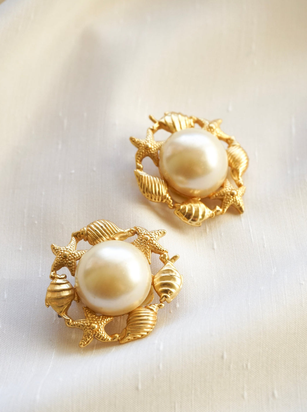 Pearl clips and golden shells