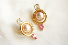 Load image into Gallery viewer, Boucles baroques à strass rose
