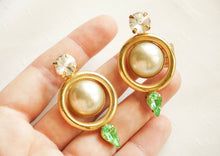 Load image into Gallery viewer, Boucles baroque à strass vert
