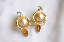 Load image into Gallery viewer, Boucles baroques à strass orange
