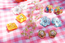 Load image into Gallery viewer, Vintage golden flowers and beads clips

