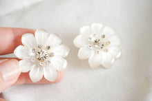 Load image into Gallery viewer, Max clip white flowers and rhinestones
