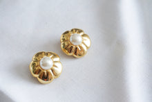 Charger l&#39;image dans la galerie, Clips vintage fleurs dorées et perles
