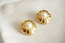 Load image into Gallery viewer, Vintage golden flowers and beads clips
