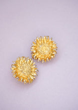 Load image into Gallery viewer, Vintage golden flowers and beads clips
