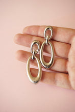 Load image into Gallery viewer, Vintage oval pendant clips
