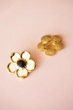 Load image into Gallery viewer, Vintage golden flowers and beads clips
