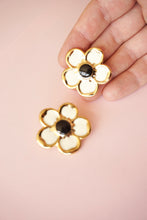 Load image into Gallery viewer, Vintage golden flowers and beads clips
