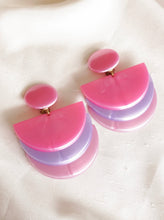 Load image into Gallery viewer, grande paire de boucles d&#39;oreilles vintage en plastique rose et violette
