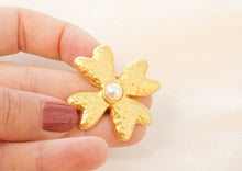 Load image into Gallery viewer, Golden flower brooch
