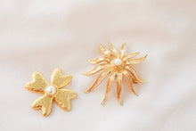 Load image into Gallery viewer, Golden flower brooch
