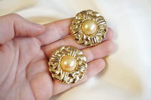 Load image into Gallery viewer, Anne Klein Maxi Clips cabochon perle blanche
