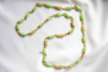 Load image into Gallery viewer, Green and gold long necklace 70&#39;s
