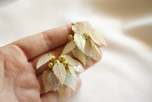 Charger l&#39;image dans la galerie, Clips grappes perles jaunes et feuilles
