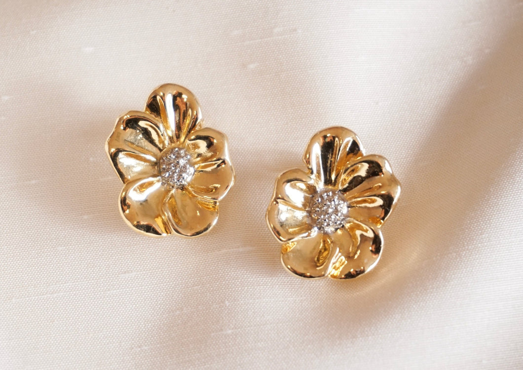 Small golden flower clips