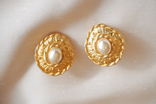 Load image into Gallery viewer, White pearl cabochon clips
