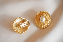 Load image into Gallery viewer, White pearl cabochon clips
