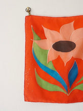 Charger l&#39;image dans la galerie, Foulard en soie à fleur
