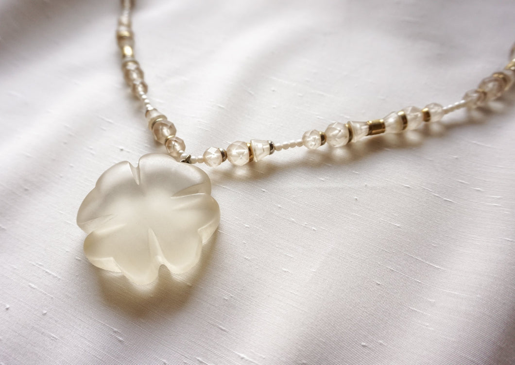 Transparent 70's flower necklace