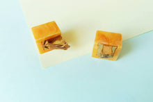 Charger l&#39;image dans la galerie, Clips vintage bakélite cubes oranges
