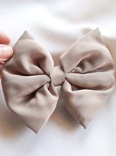 Load image into Gallery viewer, Chai Latte knot hair clip
