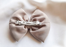 Load image into Gallery viewer, Chai Latte knot hair clip
